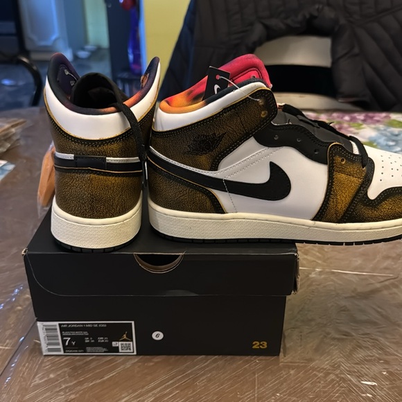 Jordan 1 mid se black/taxi/sail sz 7 youth or 8.5 womans new in box - Picture 4 of 4